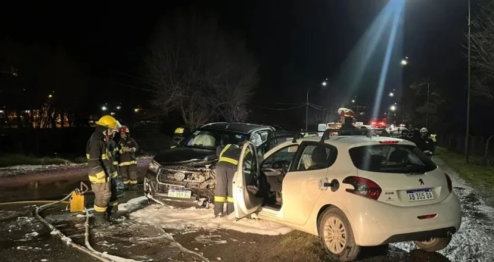 Choque frontal en Cuesta de los Andes: tres vehículos involucrados y personas heridas 