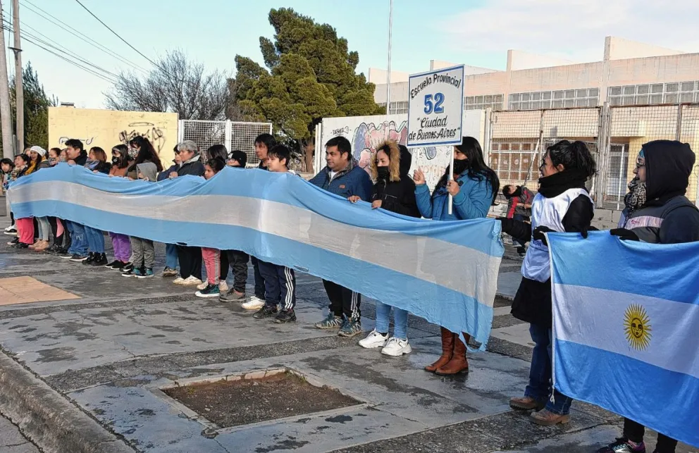 Realizaron un abrazo simbólico en la Escuela 52