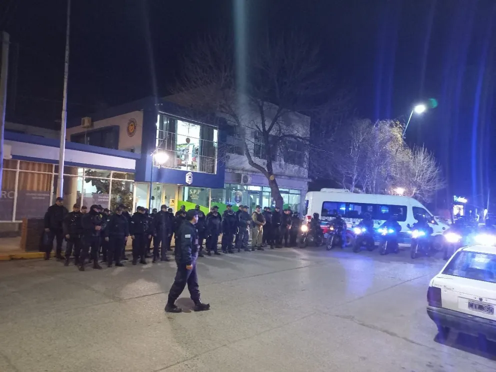 Con 60 policías realizan operativos de control en distintos puntos de la ciudad