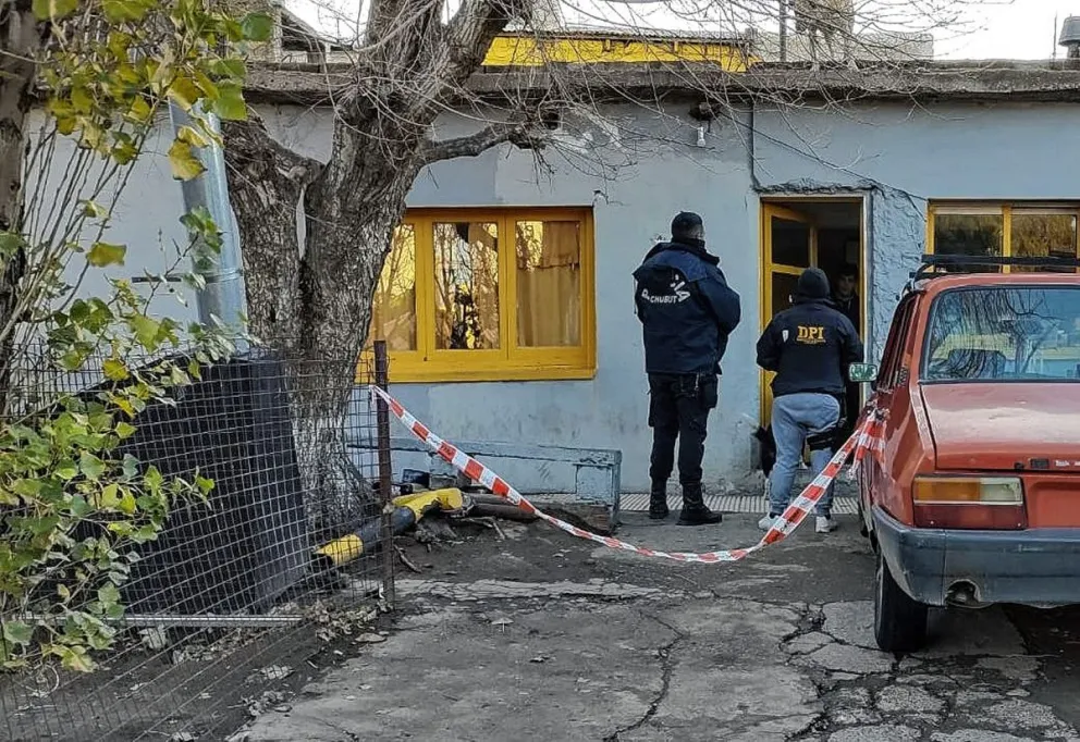 Detuvieron a un adolescente acusado de  asesinar de una puñalada a su padrastro