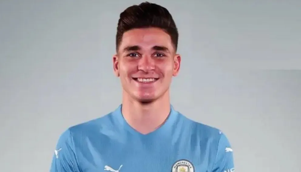 Manchester City presentó a Julián Álvarez: la emotiva razón por la que eligió el número 19