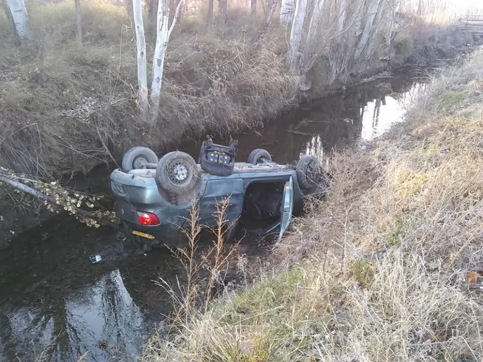 Terrible: se desvió de Ruta 22 y terminó ruedas para arriba en un desagüe 