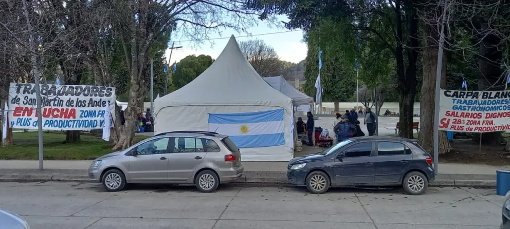 UTHGRA instaló la carpa de la “miseria salarial” en pleno centro