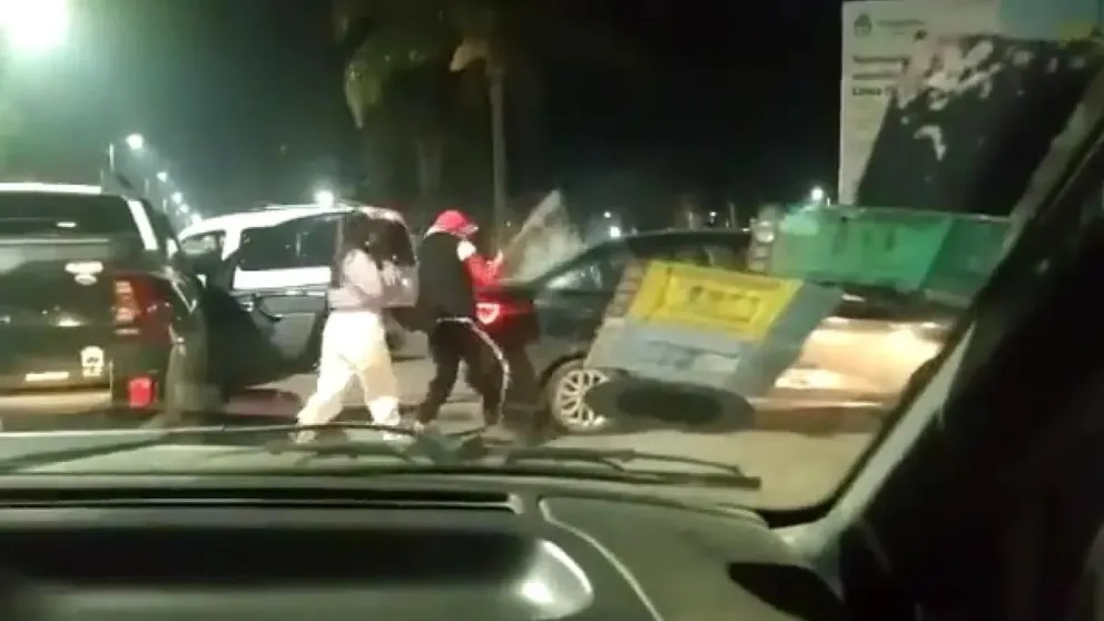 |VIDEO| Rompió los vidrios de un auto con un bate de béisbol en plena calle