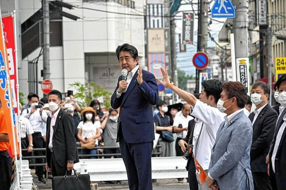 Video: así fue el momento en el que balearon al ex premier japonés durante un acto