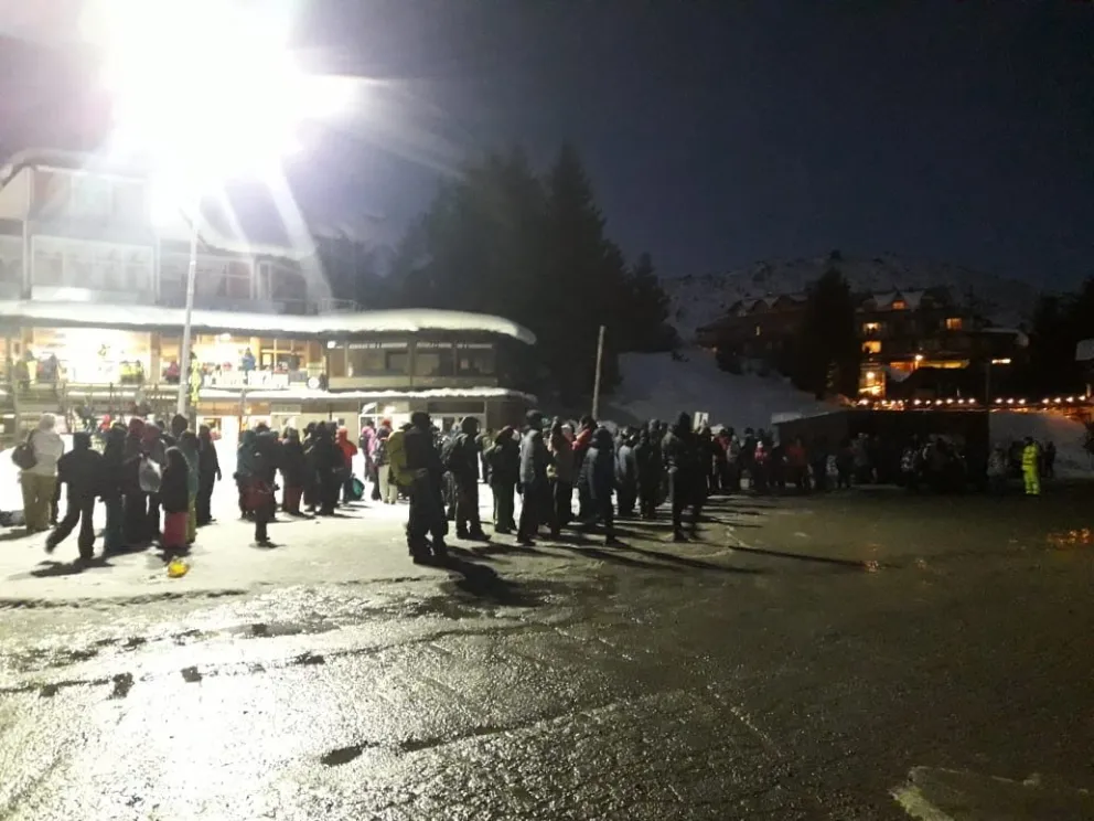 Larguísima fila para esperar el colectivo de vuelta desde el cerro Catedral